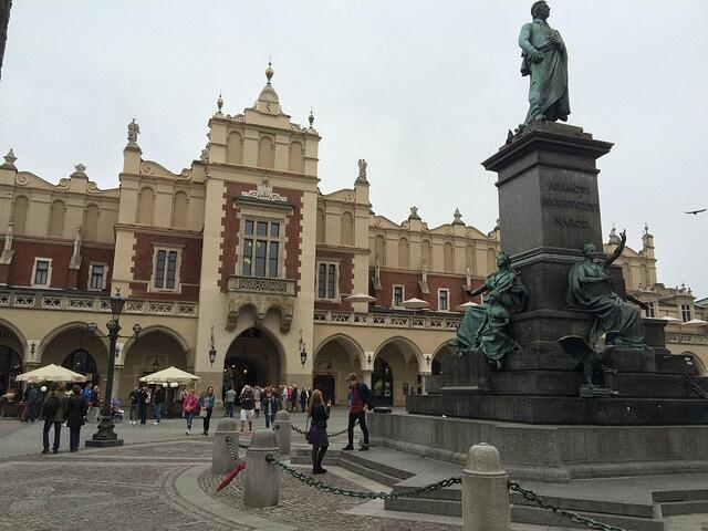 06-Monument and Cloth Hall in town square
