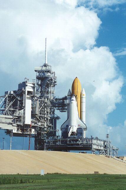 03-SpaceShuttleOnLaunchPad