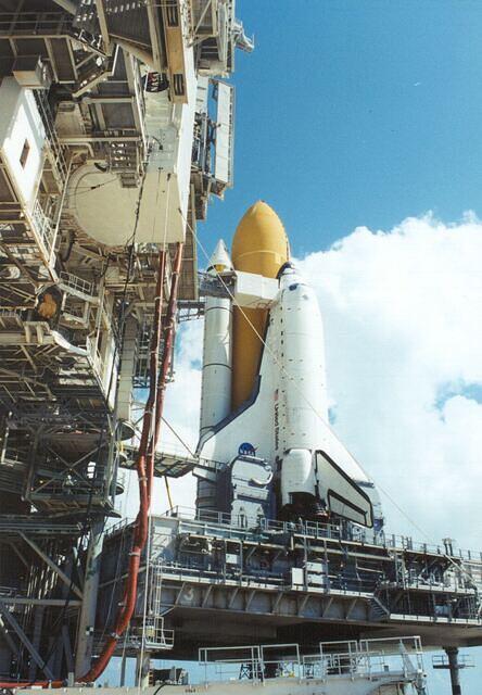 10-SpaceShuttleOnLaunchPadWithPayloadCanister