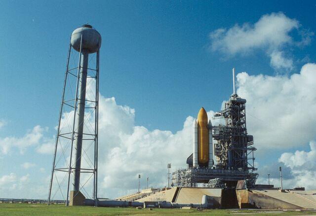 11-SpaceShuttleOnPadWithWaterTower