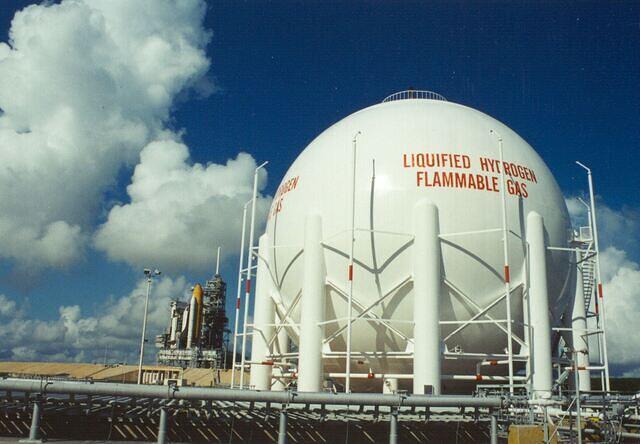 15-SpaceShuttleAndLiquidHydrogenDewar
