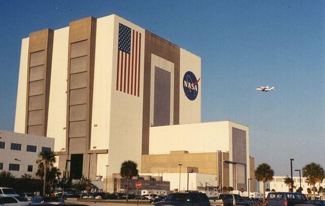 17-SpaceShuttleFerryFlightArrival