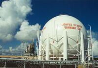 15-SpaceShuttleAndLiquidHydrogenDewar